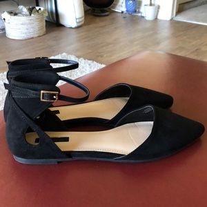 NWOT Pointed black ankle strap flats
